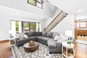 Télévision, cheminée, espaces bureaux