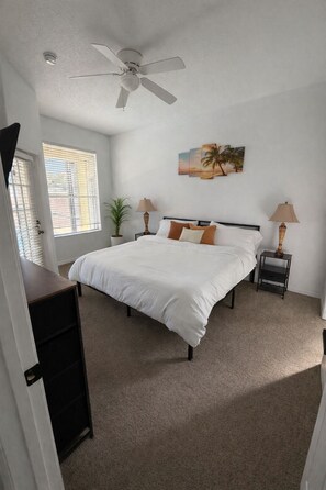 4 Schlafzimmer, Schreibtisch, Bügeleisen/Bügelbrett, Reisekinderbett