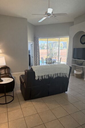 Smart TV - Close to Disney- 4 Bdrm Luxury with Private Pool (Davenport)