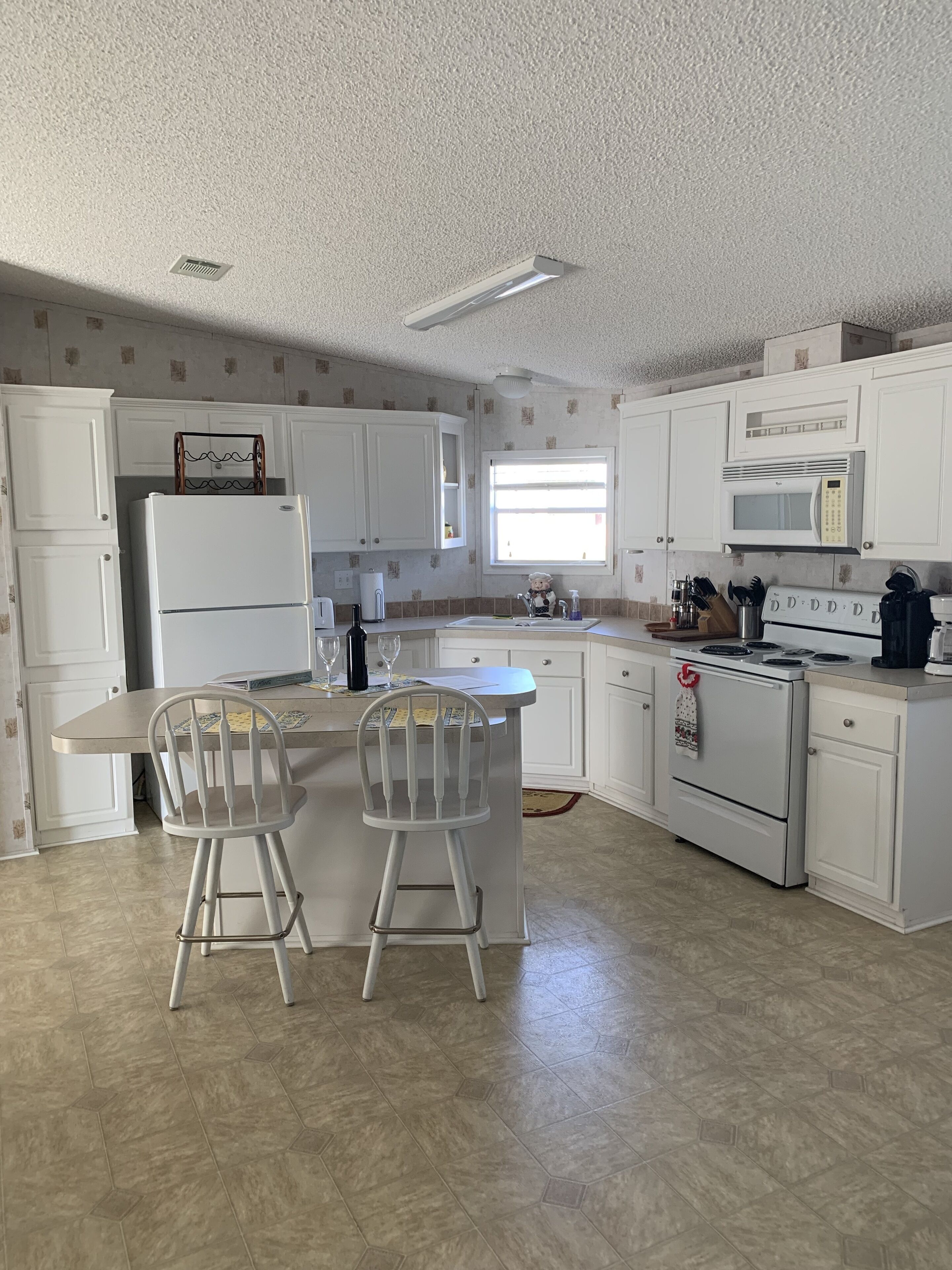 Køleskab, mikrobølgeovn, ovn, kogeplade