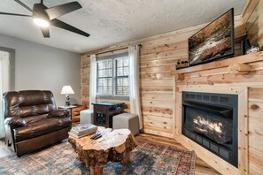 Smart TV, caminetto, videogiochi, libri