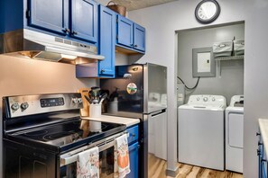 Frigorifero, microonde, forno, piano cottura