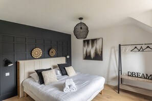 6 bedrooms, iron/ironing board, free WiFi, bed sheets