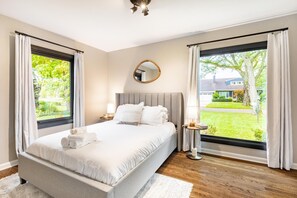 5 bedrooms, desk, iron/ironing board, travel cot