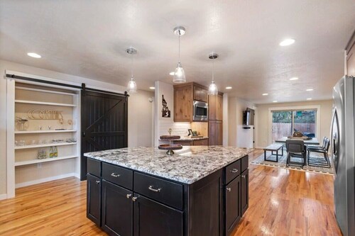 Shoreline Retreat - Luxury Home in Sanders Beach