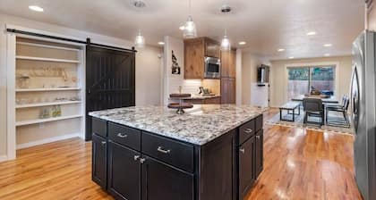 Shoreline Retreat - Luxury Home in Sanders Beach