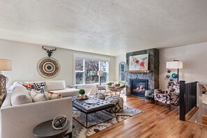 Televisión, chimenea, videojuegos y oficina