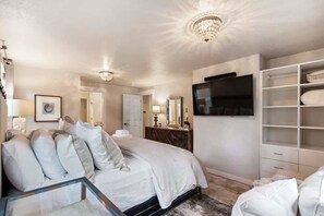 5 bedrooms, desk, iron/ironing board, WiFi - Shoreline Retreat - Luxury Home in Sanders Beach (Coeur d'Alene)