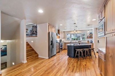 Shoreline Retreat - Luxury Home in Sanders Beach