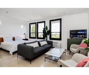 Bright studio with lounge and king bed