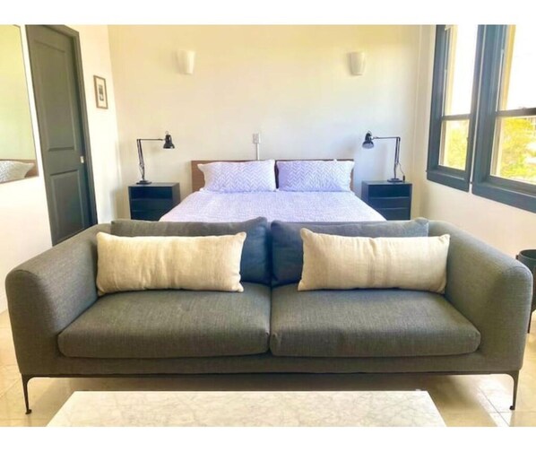 King bed with bright windows - Pool/STEPStoBeach/DINE/TribecaStudLOFT (Palm Beach)
