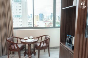 Ropa de cama de alta calidad, escritorio y sistema de insonorización 