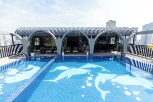 Una piscina cubierta, una piscina al aire libre
