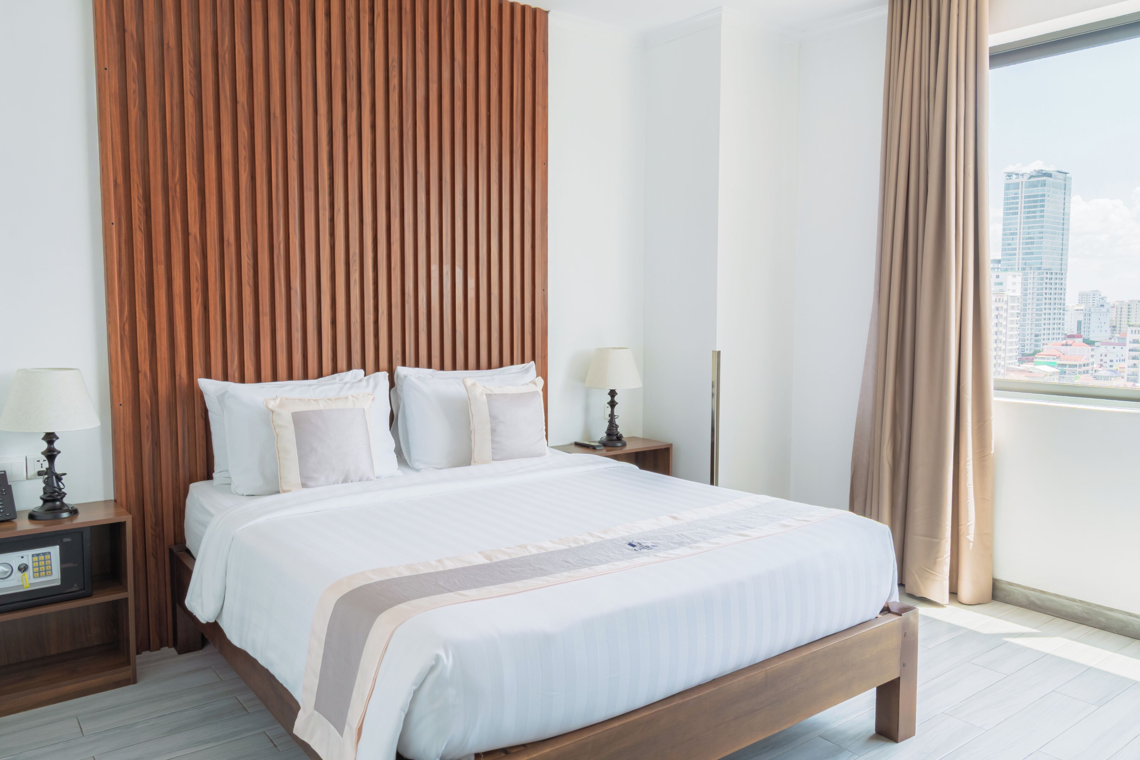 Ropa de cama de alta calidad, escritorio y sistema de insonorización 