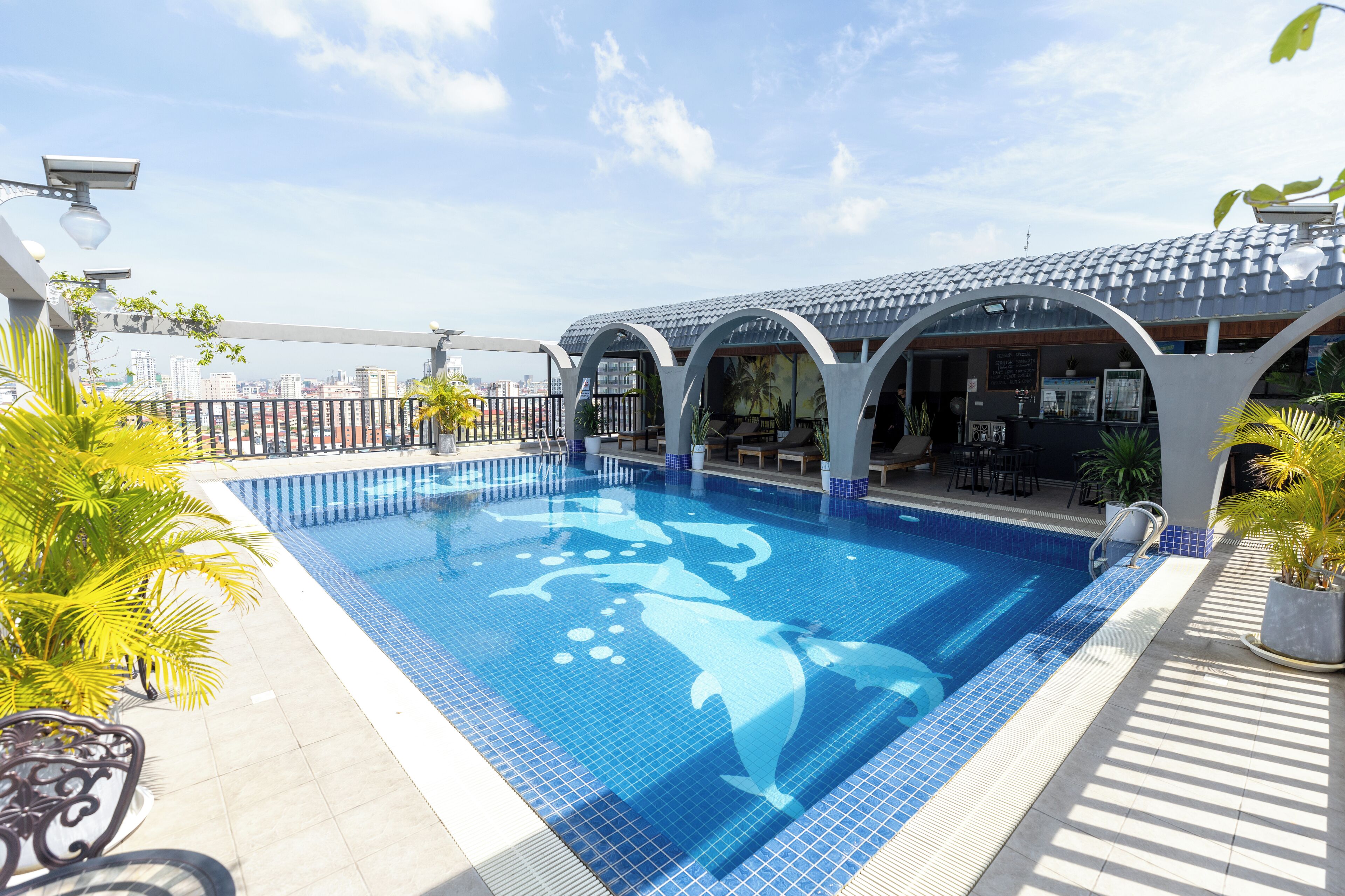Una piscina techada, una piscina al aire libre