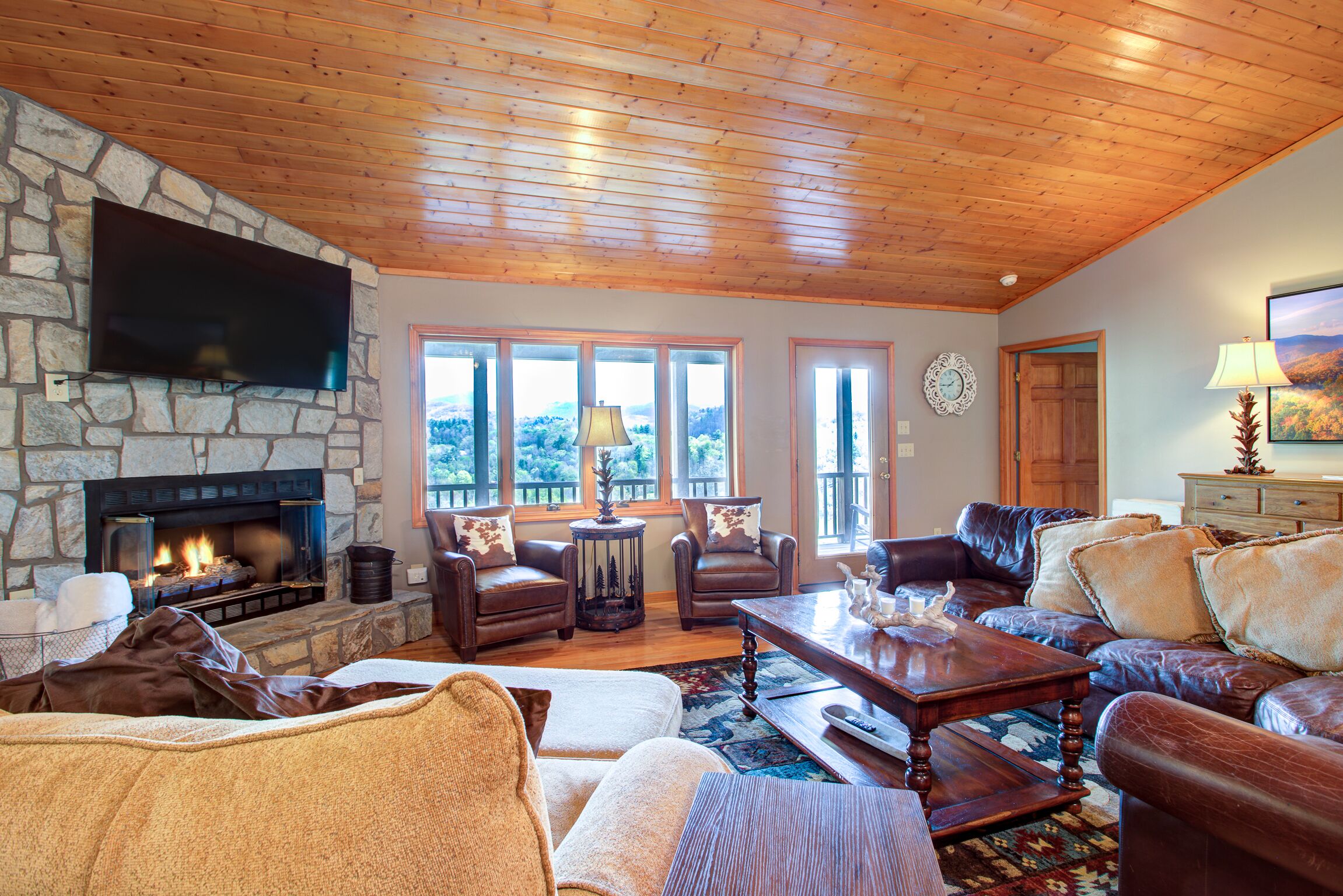 Smart TV, chimenea, tenis de mesa y libros 