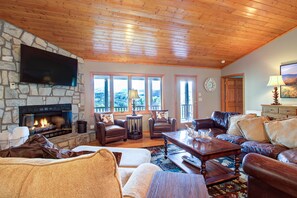 TV connectée, cheminée, table de tennis de table, livres