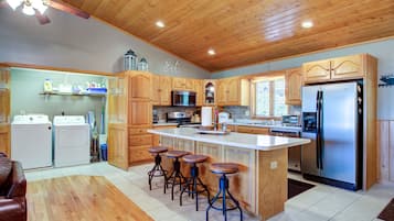 Een koelkast, een magnetron, een oven, een kookplaat