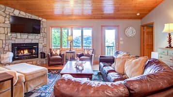 Een smart-tv, een open haard, een tafeltennistafel en boeken