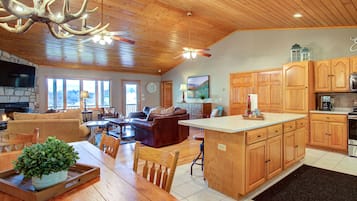 Smart TV, chimenea, tenis de mesa y libros