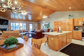 TV connectée, cheminée, table de tennis de table, livres