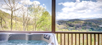 Triple Peak View, 1.4mi to Downtown BE, Hot Tub