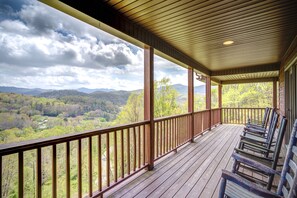 Property grounds - Triple Peak View, 1.4mi to Downtown BE, Hot Tub (Banner Elk)