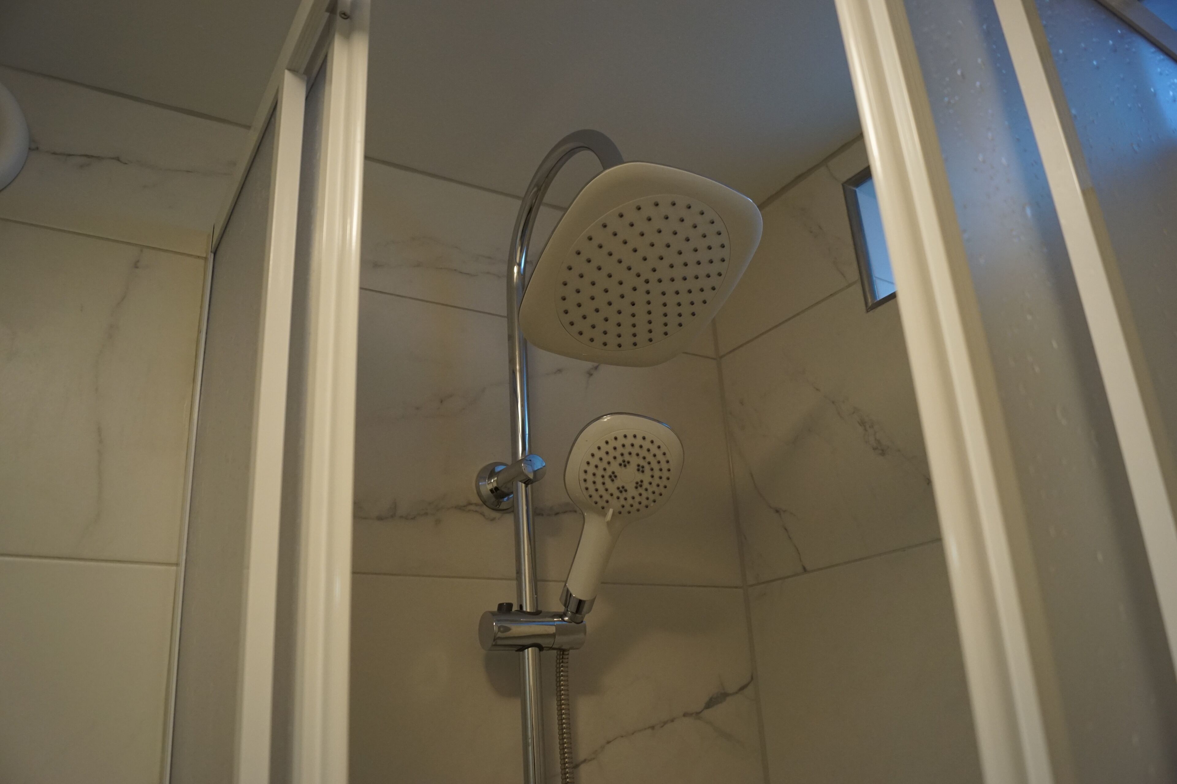 Ducha y bañera combinadas, secador de pelo, toallas y jabón