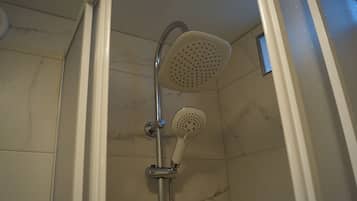Ducha y bañera combinadas, secador de pelo, toallas y jabón