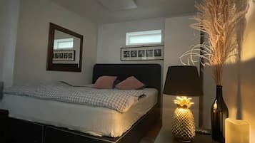 1 chambre, bureau, fer et planche à repasser, lit parapluie