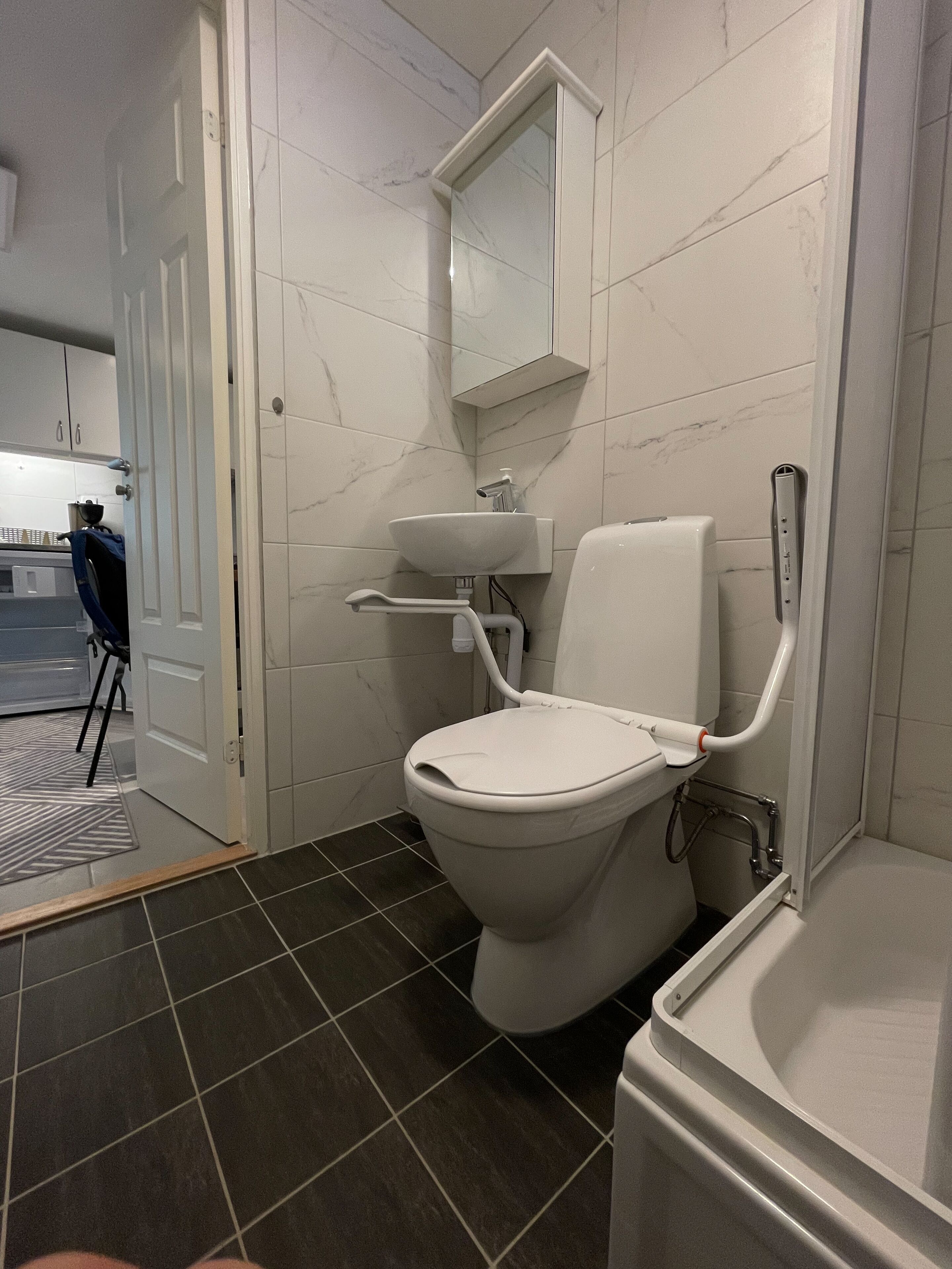 Duschwanne, Haartrockner, Handtücher, Seife