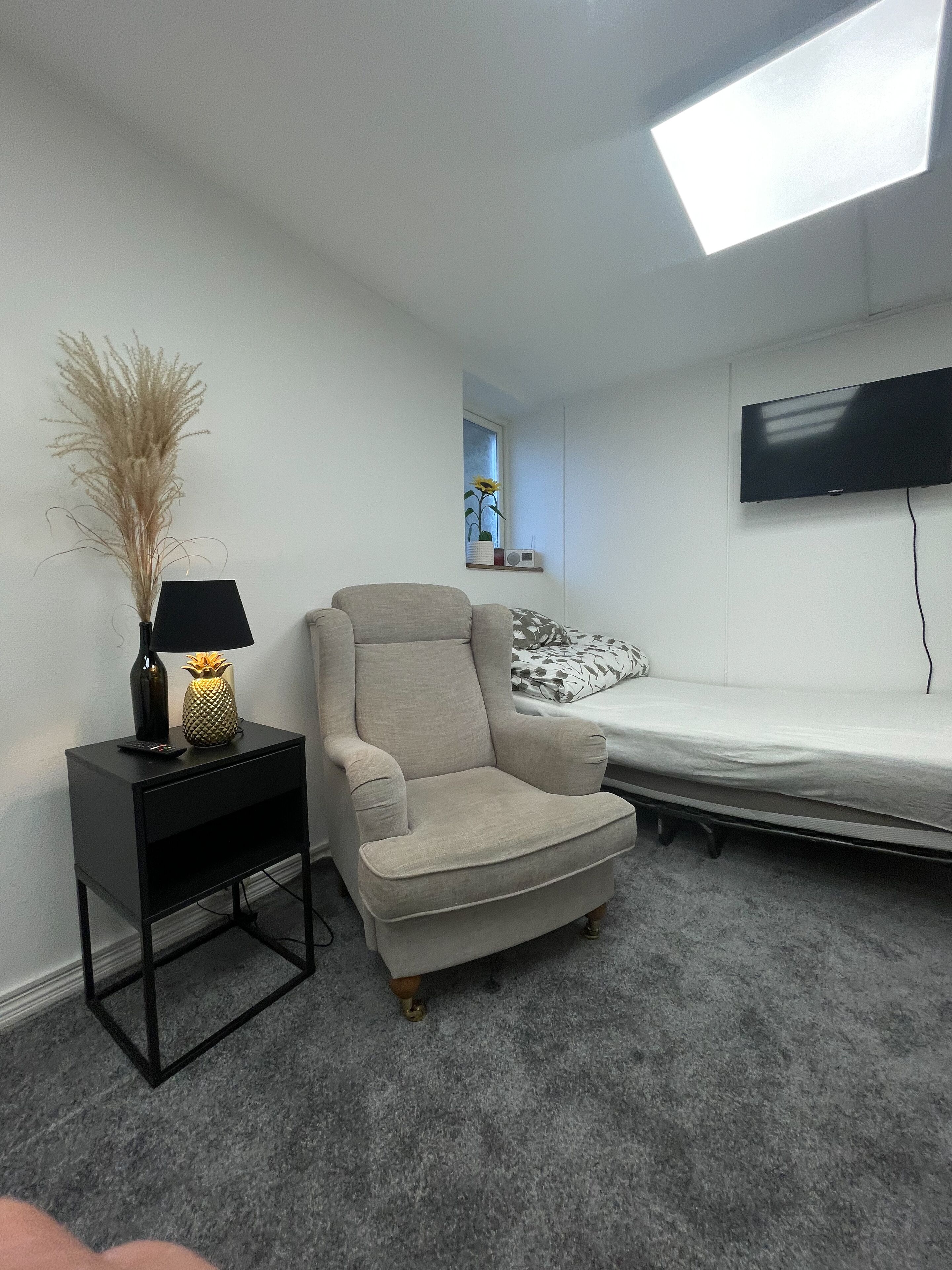 1 quarto, escrivaninha, ferros/tábuas de passar roupa, berço de viagem