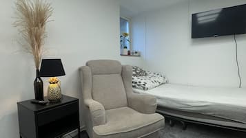 1 quarto, escrivaninha, ferros/tábuas de passar roupa, berço de viagem