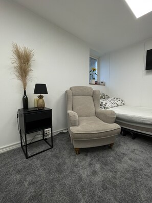 1 bedroom, desk, iron/ironing board, travel cot - Cozy home that is close to the amusement park and the beach (Landskrona)