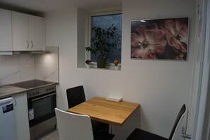 Fridge, microwave, oven, stovetop - Cozy home that is close to the amusement park and the beach (Landskrona)