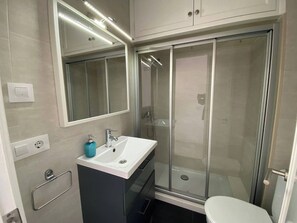 Dusche, Haartrockner, Handtücher