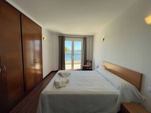 3 slaapkamers, een strijkplank/strijkijzer, reisbedje, gratis wifi