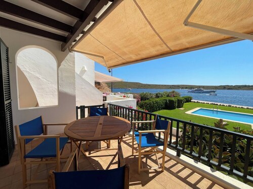 Apartment in very front of the sea