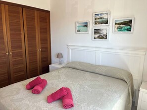 3 slaapkamers, een strijkplank/strijkijzer, reisbedje, gratis wifi