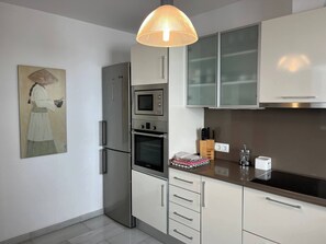 Køleskab, mikrobølgeovn, ovn, kogeplade