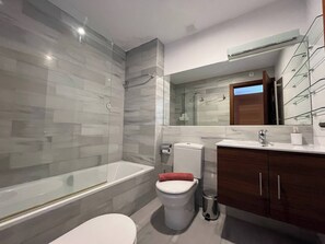 Shower, hair dryer, towels