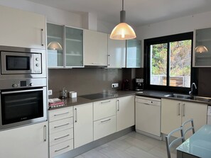 Réfrigérateur, four à micro-ondes, un four, surface de cuisson