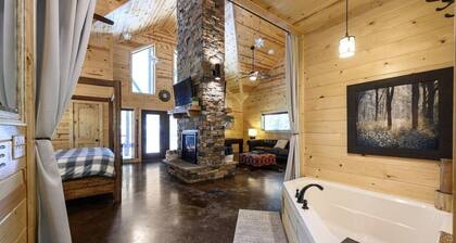 Romantic Broken Bow Hideaway w/ BBQ-Hot Tub-Fire Pit