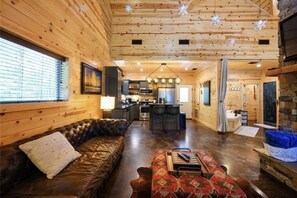 Smart TV, fireplace, stereo - Romantic Broken Bow Hideaway w/ BBQ-Hot Tub-Fire Pit (Broken Bow)