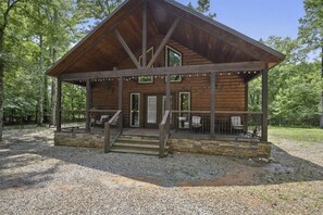 Exterior - Romantic Broken Bow Hideaway w/ BBQ-Hot Tub-Fire Pit (Broken Bow)