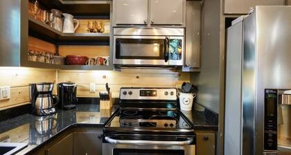 Romantic Broken Bow Hideaway w/ BBQ-Hot Tub-Fire Pit