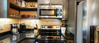 Romantic Broken Bow Hideaway w/ BBQ-Hot Tub-Fire Pit