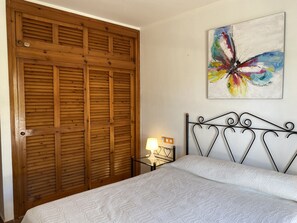 2 bedrooms, iron/ironing board, free WiFi, bed sheets - Ground floor facing the sea in Fornells (Fornells)