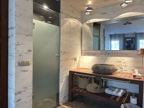 Dusche, Haartrockner, Handtücher
