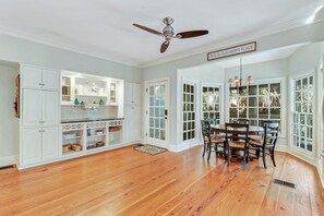 Dining - 9 Ibis Street ~ Beautiful Lowcountry Home | Short Walk to Beach and Downtown! (Hilton Head Island)